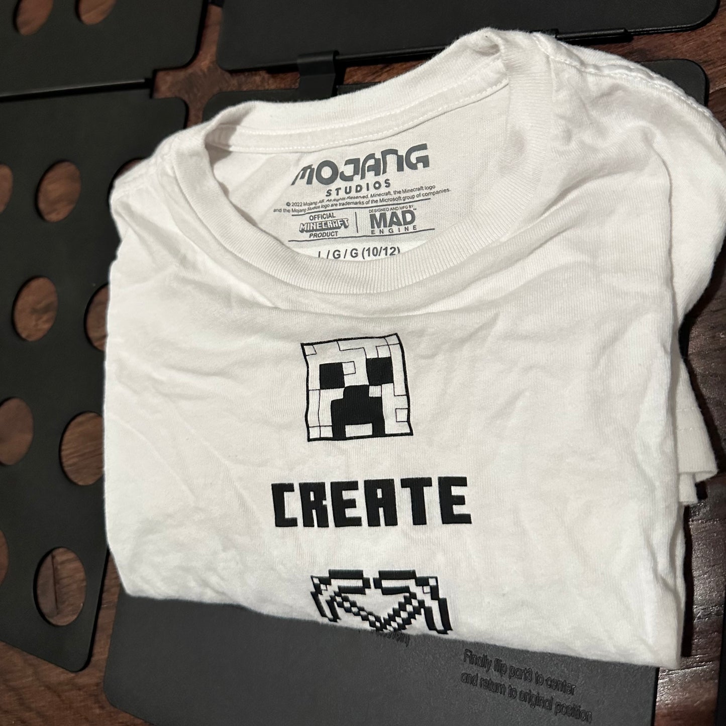 Mojang Studios White shirt - youth large